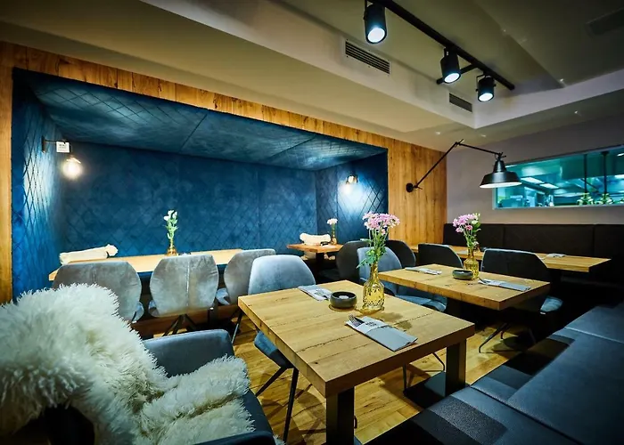 & Restaurant Herzstueck فندق 4*